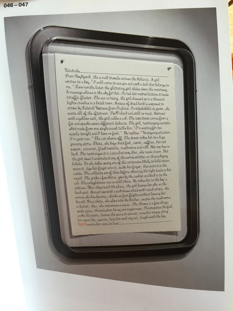 « Wardrobe » — Portrait-en-mots de Björk, manuscrit, dans le livre « Björk » (M/M (Paris), 2001), pages 46-47.
