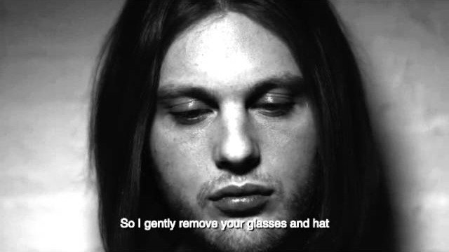 Une image du film, sous-titrée d’une phrase de son texte